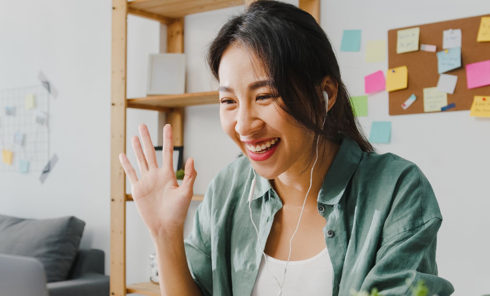 A woman greeting and chatting online.